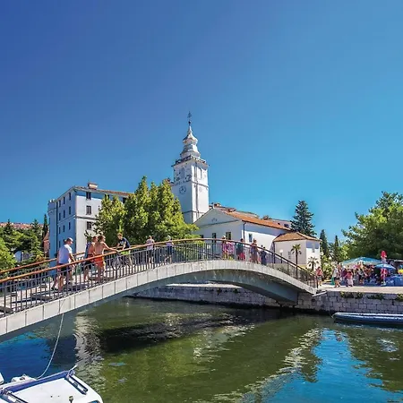Stunning In Appartamento Jadranovo