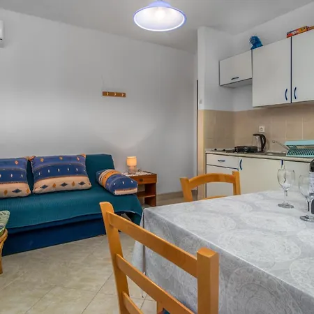 Stunning In Apartment Jadranovo