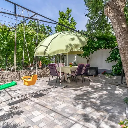Stunning In Apartment Jadranovo